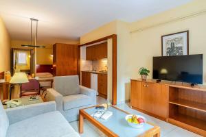 A television and/or entertainment centre at Aparthotel Bertrán