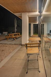 eine Gruppe von Tischen und Bänken in einem Gebäude in der Unterkunft O REMANSO do CORGO in Oleiros