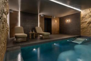 Bazén v ubytování Hôtel L'Ormaie & Spa nebo v jeho okolí