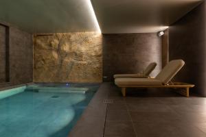 Bazén v ubytování Hôtel L'Ormaie & Spa nebo v jeho okolí