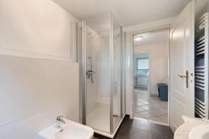 Koupelna v ubytování Reetdachchalet + 18 fotografií
