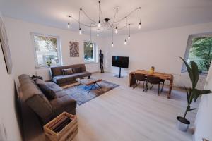 ein Wohnzimmer mit Sofa und Tisch in der Unterkunft Stilvoll&Modern-Nähe DUS und CGN in Wuppertal