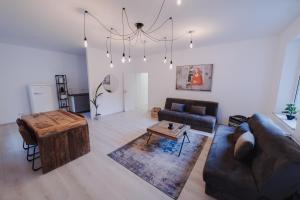 ein Wohnzimmer mit einer Couch und einem Couchtisch in der Unterkunft Stilvoll&Modern-Nähe DUS und CGN in Wuppertal