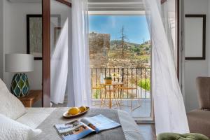 - un salon avec vue sur un balcon dans l'établissement Genteel Home San Nicolas, à Grenade