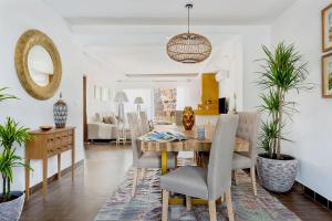 une salle à manger et un salon avec une table et des chaises dans l'établissement Genteel Home San Nicolas, à Grenade