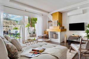 un salon avec un canapé et une télévision dans l'établissement Genteel Home San Nicolas, à Grenade