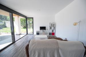 ein Wohnzimmer mit einem Sofa und Glasschiebetüren in der Unterkunft O REMANSO do CORGO in Oleiros