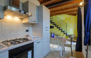 Kuchnia lub aneks kuchenny w obiekcie Stunning Home In Sassoferrato