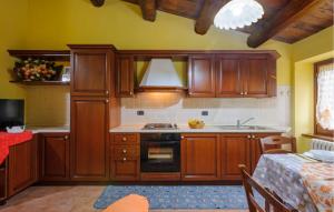 Kuchnia lub aneks kuchenny w obiekcie Stunning Home In Sassoferrato