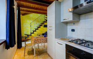 Kuchnia lub aneks kuchenny w obiekcie Stunning Home In Sassoferrato