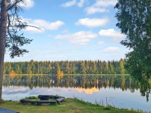 vista su un lago con una barca sulla riva di Holiday Home Einola by Interhome a Laiska