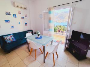 Posezení v ubytování Faros studios Kalymnos + 17 fotografií
