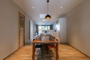 Un comedor largo con una mesa y sillas. en Huswell - House Tilo: A blend of heritage, scenery, and comfort for 8 Guests, en Ypres 51 fotos más