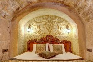 Postel nebo postele na pokoji v ubytování Kasr-ı Kapadokya Cave Suites
