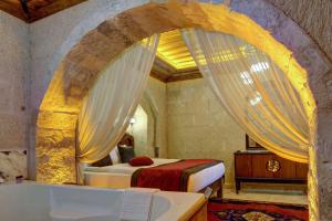 Postel nebo postele na pokoji v ubytování Kasr-ı Kapadokya Cave Suites