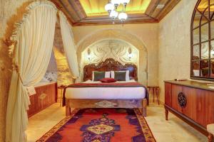 Postel nebo postele na pokoji v ubytování Kasr-ı Kapadokya Cave Suites