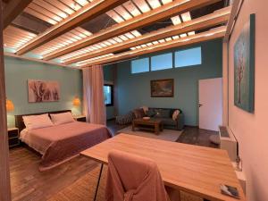 una camera da letto con un letto e un soggiorno di Zephyr Luxe Apartment Sea and Mountain View a Città di Rodi Altre 37 foto