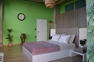 Letto o letti in una camera di Zephyr Luxe Apartment Sea and Mountain View
