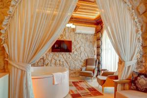 Posezení v ubytování Kasr-ı Kapadokya Cave Suites