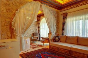 Posezení v ubytování Kasr-ı Kapadokya Cave Suites