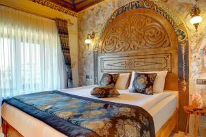 Postel nebo postele na pokoji v ubytování Kasr-ı Kapadokya Cave Suites