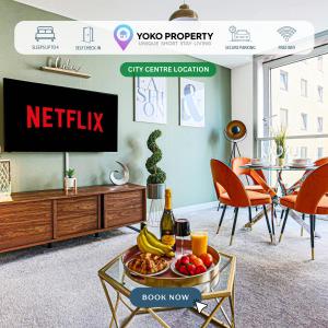 Il comprend un salon doté d'une télévision et d'une table avec de la nourriture. dans l'établissement Luxury Apartment - City Centre - Free Parking, Fast Wifi, Sky TV and Netflix by Yoko Property, à Milton Keynes