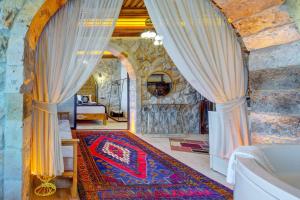 Postel nebo postele na pokoji v ubytování Kasr-ı Kapadokya Cave Suites