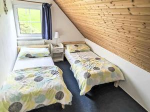 Posteľ alebo postele v izbe v ubytovaní Holiday Home Holiday Hill 42 by Interhome