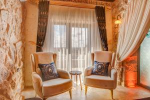Posezení v ubytování Kasr-ı Kapadokya Cave Suites
