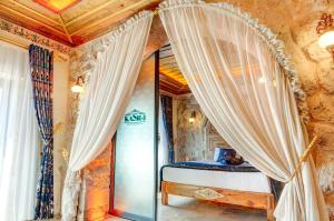 Postel nebo postele na pokoji v ubytování Kasr-ı Kapadokya Cave Suites
