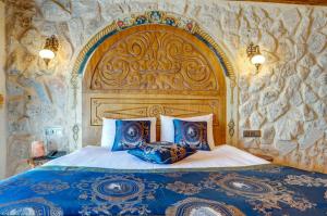 Postel nebo postele na pokoji v ubytování Kasr-ı Kapadokya Cave Suites