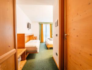 Postel nebo postele na pokoji v ubytování Alpine Mugon Hotel