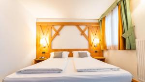 Postel nebo postele na pokoji v ubytování Alpine Mugon Hotel