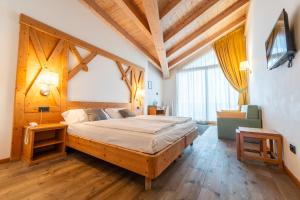 Postel nebo postele na pokoji v ubytování Alpine Mugon Hotel