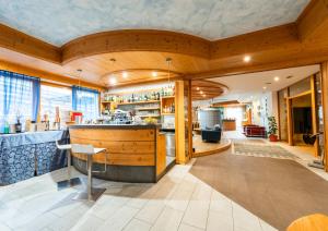 Kuchyň nebo kuchyňský kout v ubytování Alpine Mugon Hotel