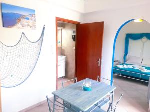 Postel nebo postele na pokoji v ubytování Faros studios Kalymnos