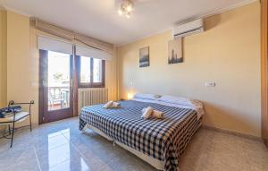 Łóżko lub łóżka w pokoju w obiekcie Cozy Home In Cala Ratjada With Wifi