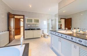 Kuchnia lub aneks kuchenny w obiekcie Cozy Home In Cala Ratjada With Wifi