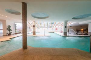 Bazén v ubytování Alpine Mugon Hotel nebo v jeho okolí