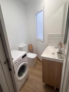 Un baño con lavadora y lavabo. en Padre Anchieta 35 - 5, en Santa Cruz de Tenerife