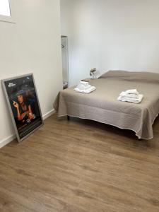 - une chambre avec un lit et une photo à l'étage dans l'établissement Scilia casa vacanza, à Palerme 18 autres photos