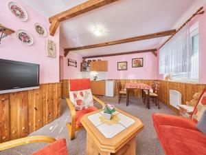 un soggiorno con tv e tavolo di Holiday Home Chlívce u Hronova-5 by Interhome a Chlívce