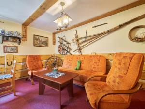 un soggiorno con divano e sedie di Holiday Home Chlívce u Hronova-5 by Interhome a Chlívce Altre 44 foto