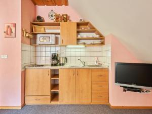 Kuchyň nebo kuchyňský kout v ubytování Studio Chlívce u Hronova-1 by Interhome + 37 fotografií