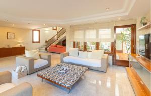 salon z 2 kanapami i stolikiem kawowym w obiekcie Cozy Home In Cala Ratjada With Wifi w Cala Ratjada