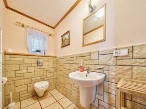 Kúpeľňa v ubytovaní Studio Chlívce u Hronova-1 by Interhome