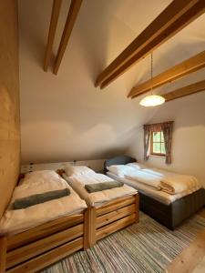 Postel nebo postele na pokoji v ubytování Ferienhaus Naintschbauer