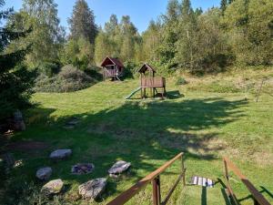 Vonkajšia záhrada v ubytovaní Studio Chlívce u Hronova-1 by Interhome