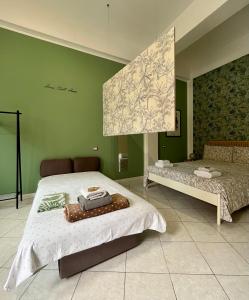 una camera da letto con due letti e pareti verdi di Home sweet Home-saliceto- a Bologna