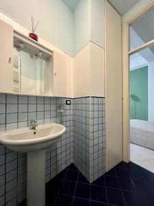 un bagno con lavandino e specchio di Home sweet Home-saliceto- a Bologna